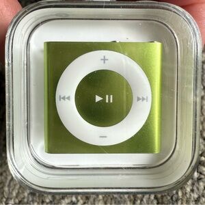 NIB Apple Green iPod Shuffle 4th Generation 2GB MC750LL/A